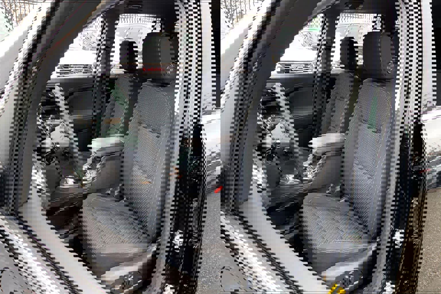 Used 2023 GMC Acadia SLE w/ Driver Convenience Package image 9