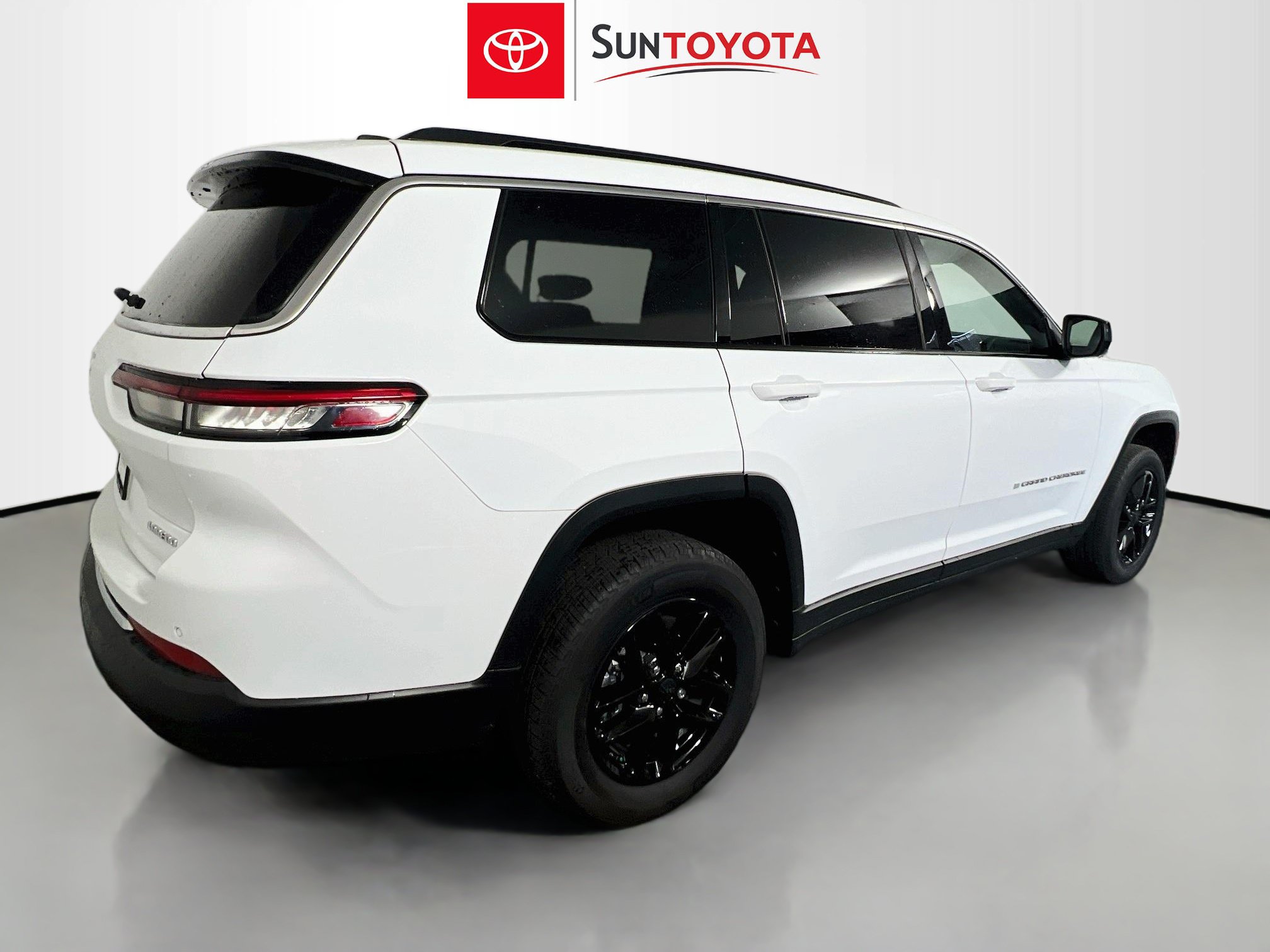 Used 2025 Jeep Grand Cherokee L Laredo RWD image 4
