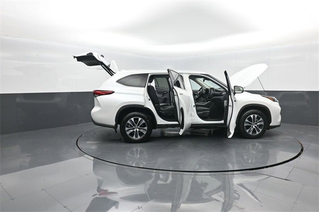 Used 2023 Toyota Highlander XLE image 37
