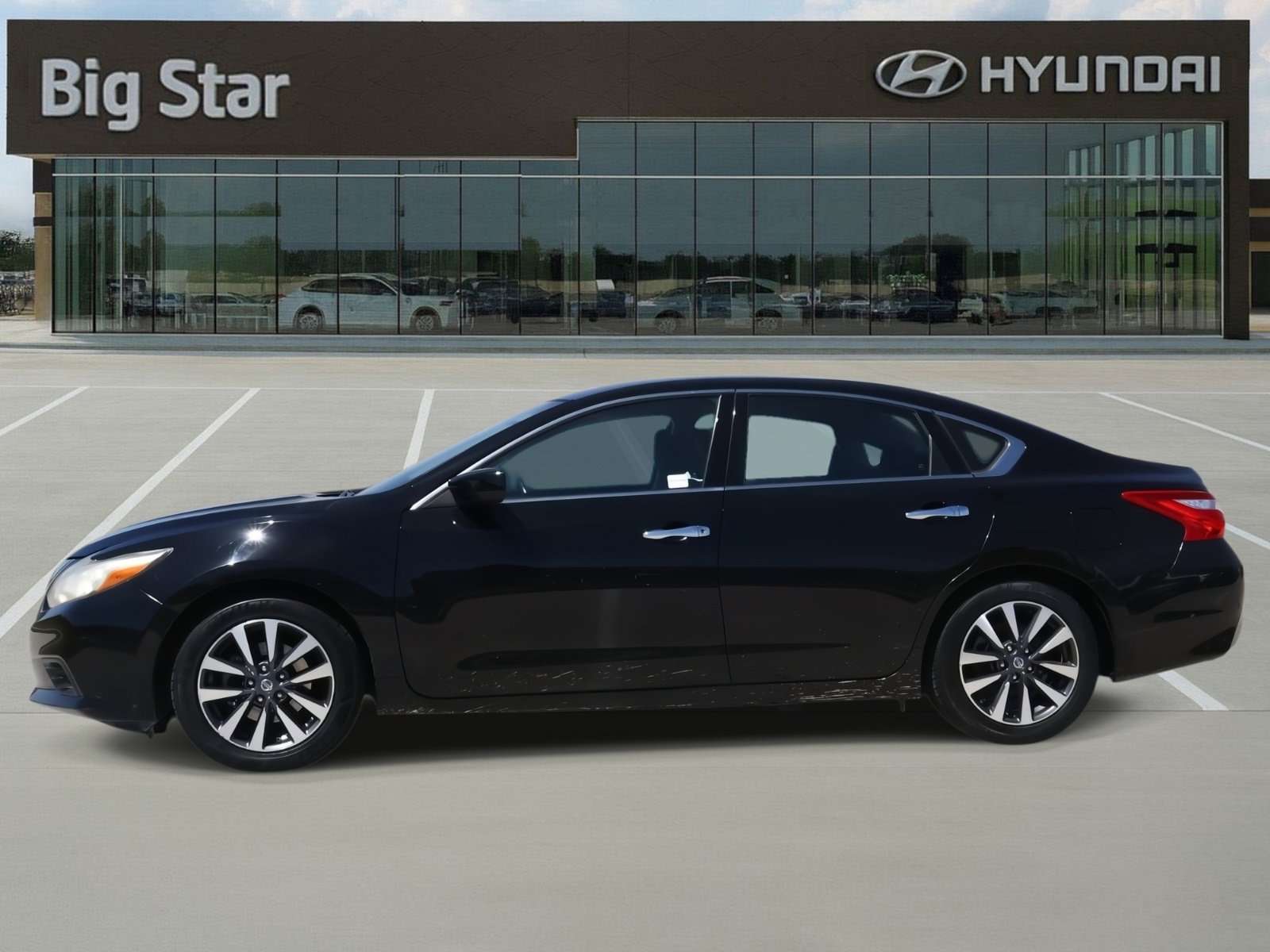 Used 2017 Nissan Altima 2.5 SV image 2