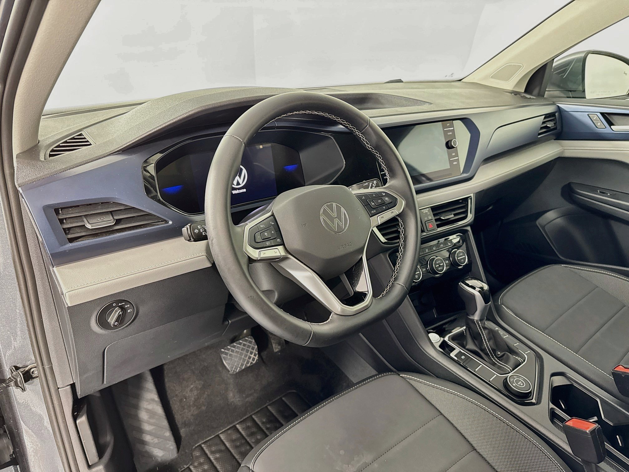 Used 2024 Volkswagen Taos SE AWD/4WD image 9