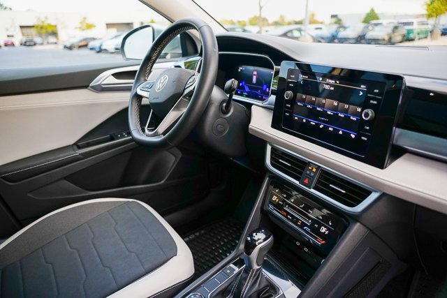 Certified 2025 Volkswagen Taos SE w/ Panoramic Sunroof Package image 35