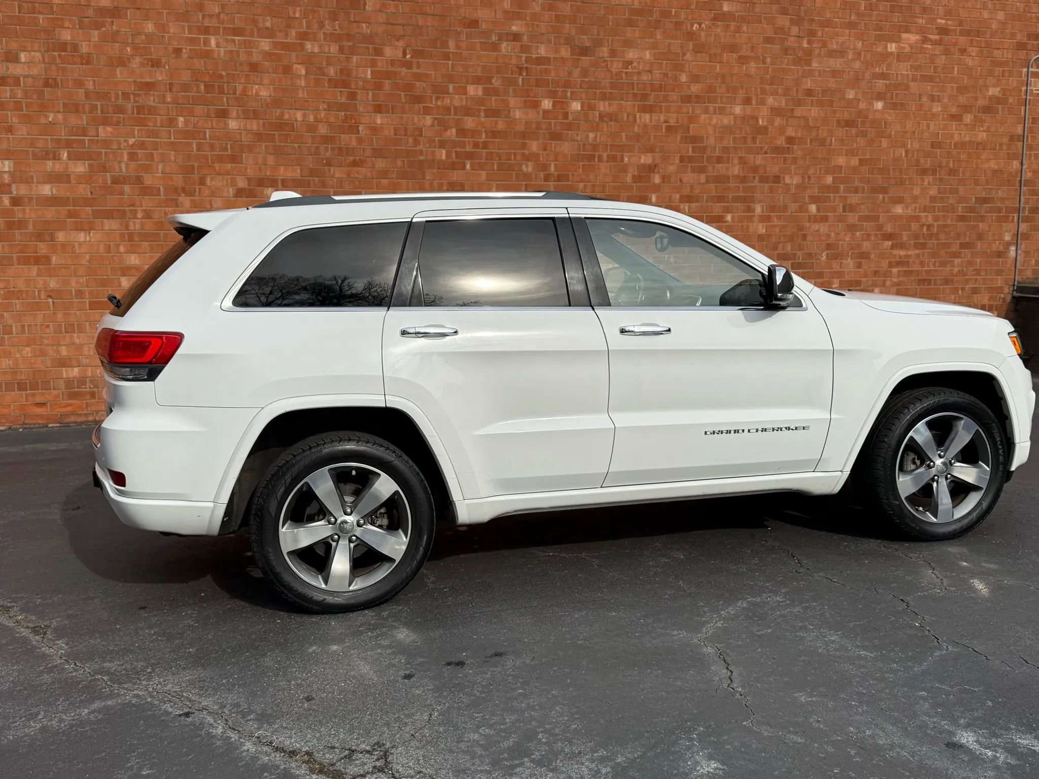 Used 2015 Jeep Grand Cherokee Overland w/ Advanced Technology Group image 11