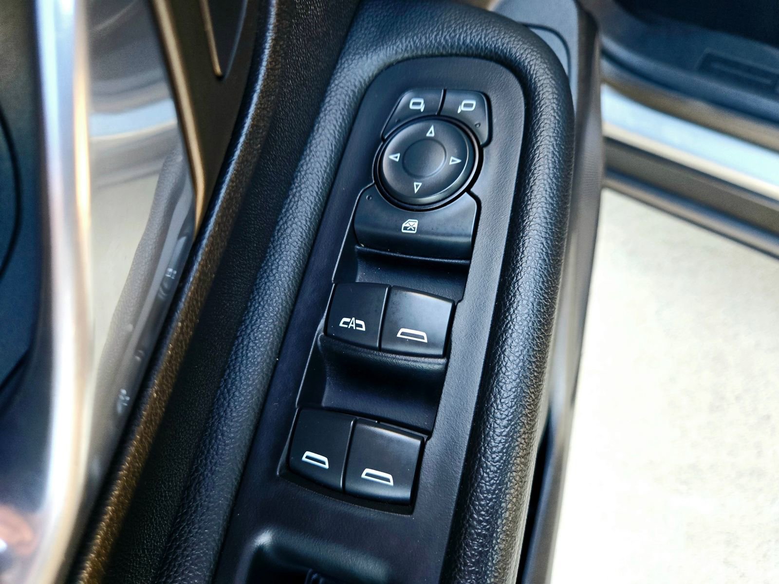 Used 2023 GMC Terrain SLT image 30