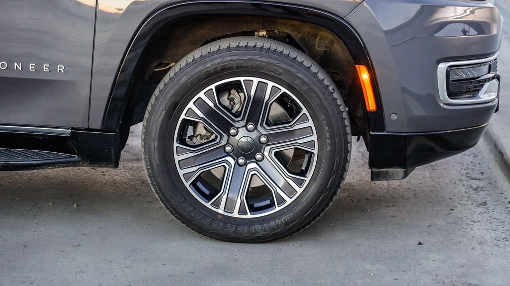 Certified 2024 Jeep Wagoneer L Series II w/ Flexible Seating Group image 11