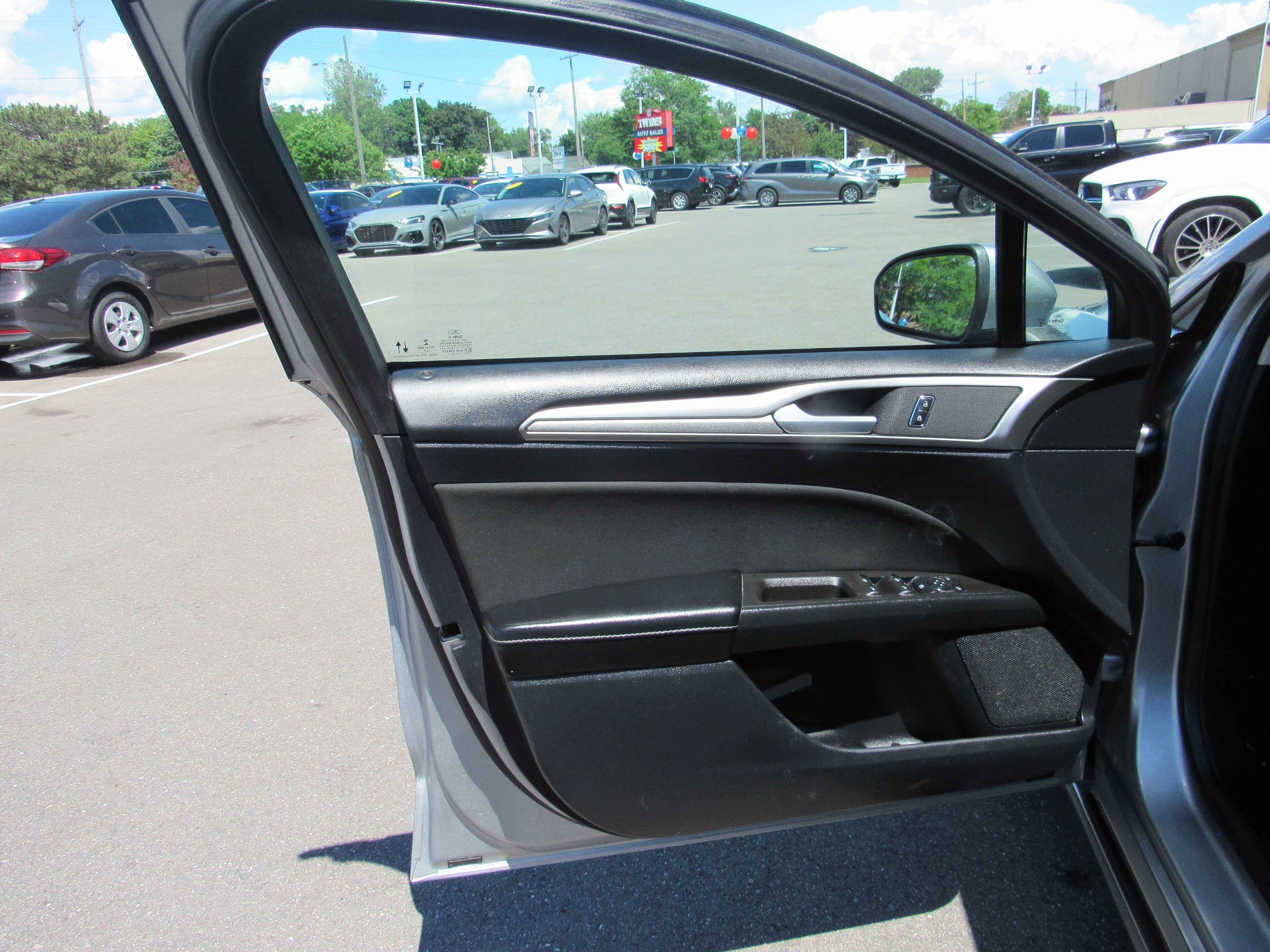 Used 2020 Ford Fusion SE FWD image 8