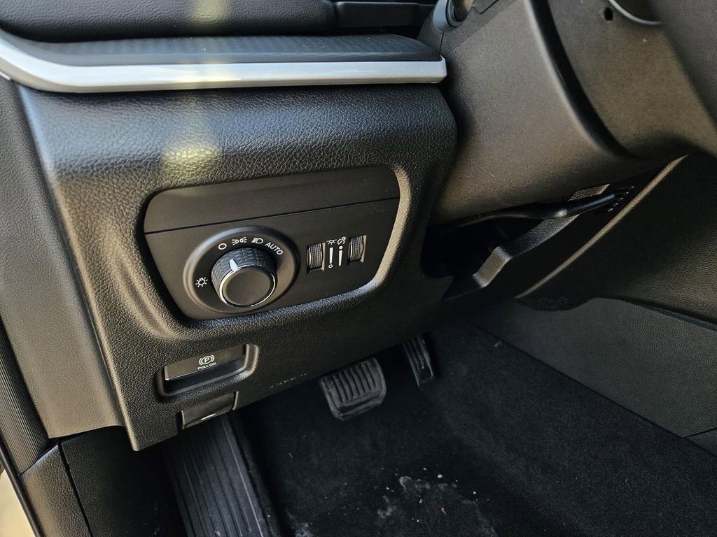 New 2026 Jeep Grand Cherokee L Laredo RWD image 18