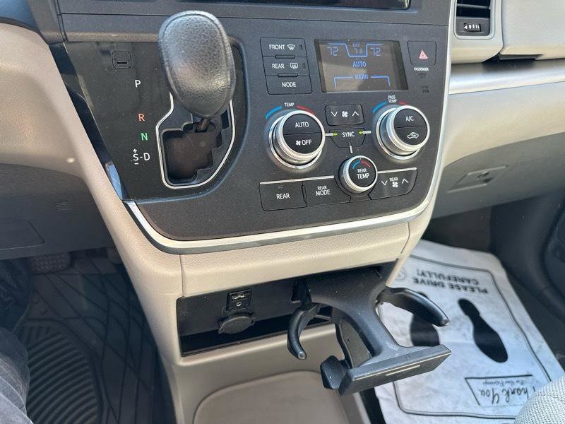 Used 2015 Toyota Sienna L image 17