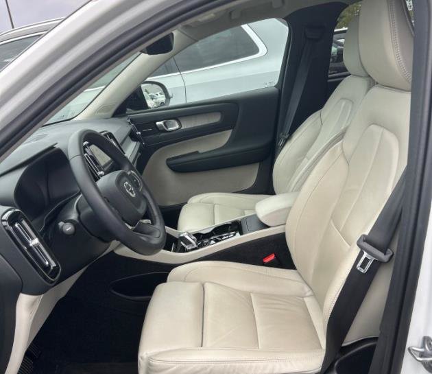 Used 2023 Volvo XC40 B5 Ultimate w/ Protection Package Premier AWD/4WD image 2