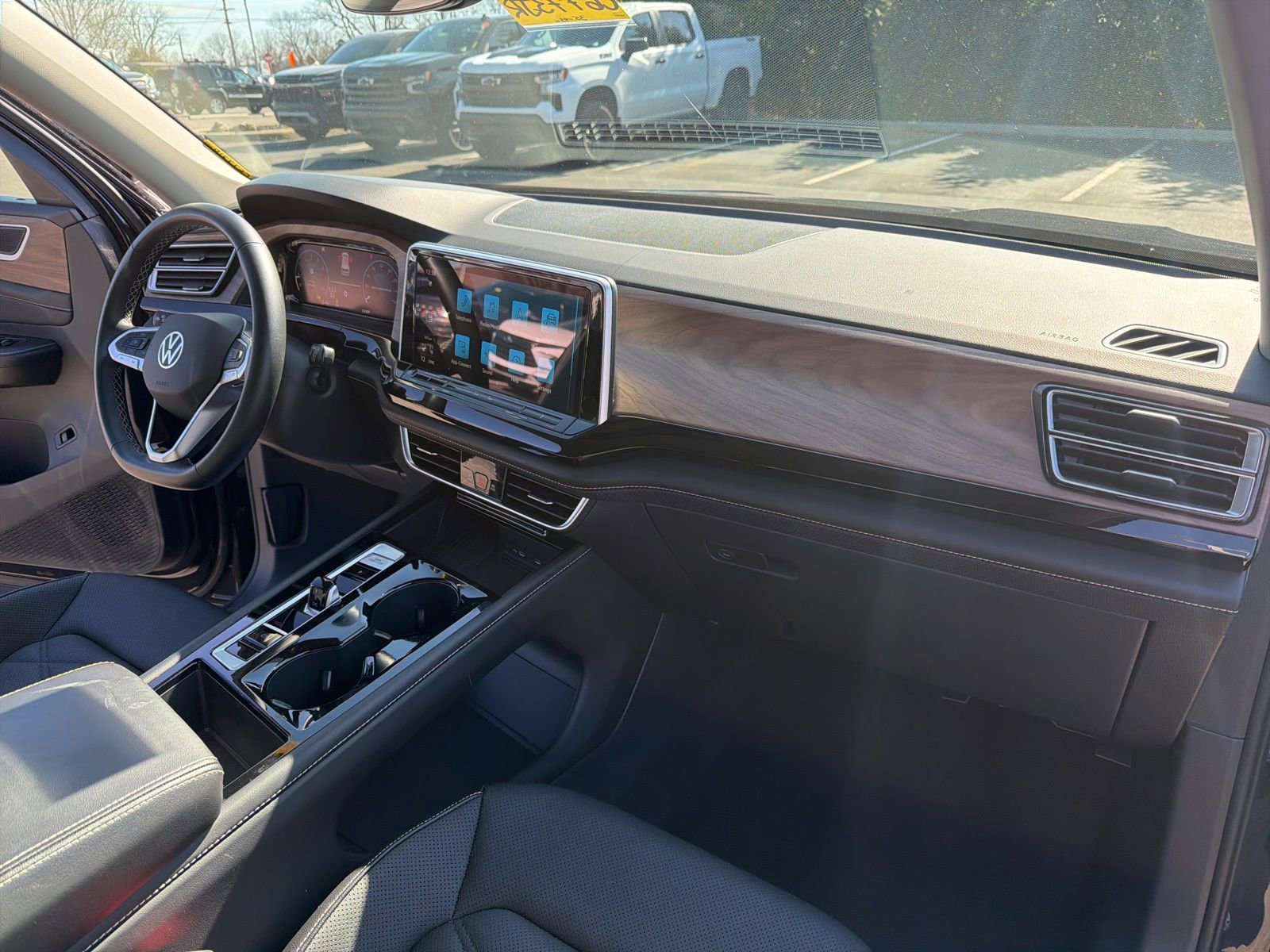 Used 2025 Volkswagen Atlas SE AWD/4WD image 28