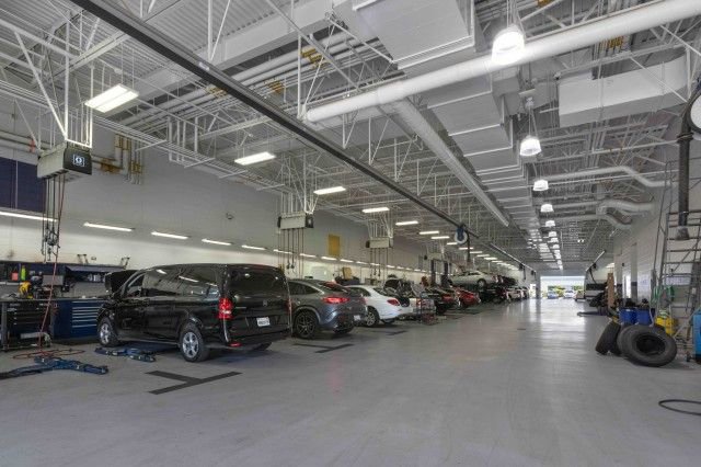 Used 2024 Mercedes-Benz EQB 300 4MATIC image 32