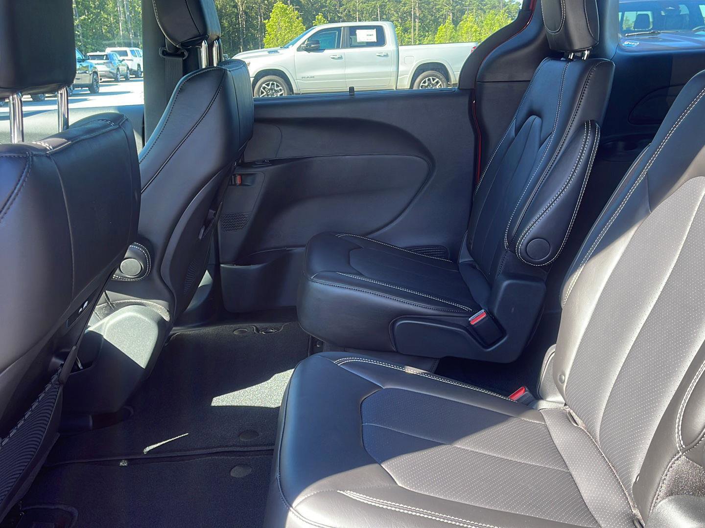 New 2027 Chrysler Pacifica Select FWD image 24