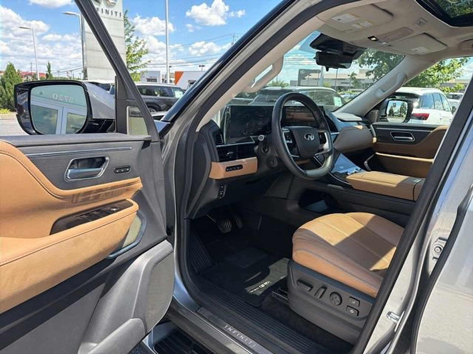 Used 2025 INFINITI QX80 Sensory AWD/4WD image 17