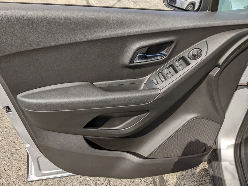 Used 2017 Chevrolet Trax LT w/ Driver Confidence Package image 12