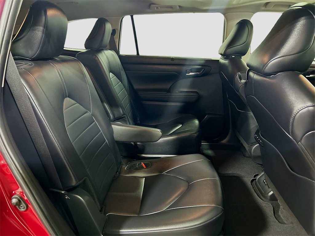 Used 2024 Toyota Highlander XLE image 26