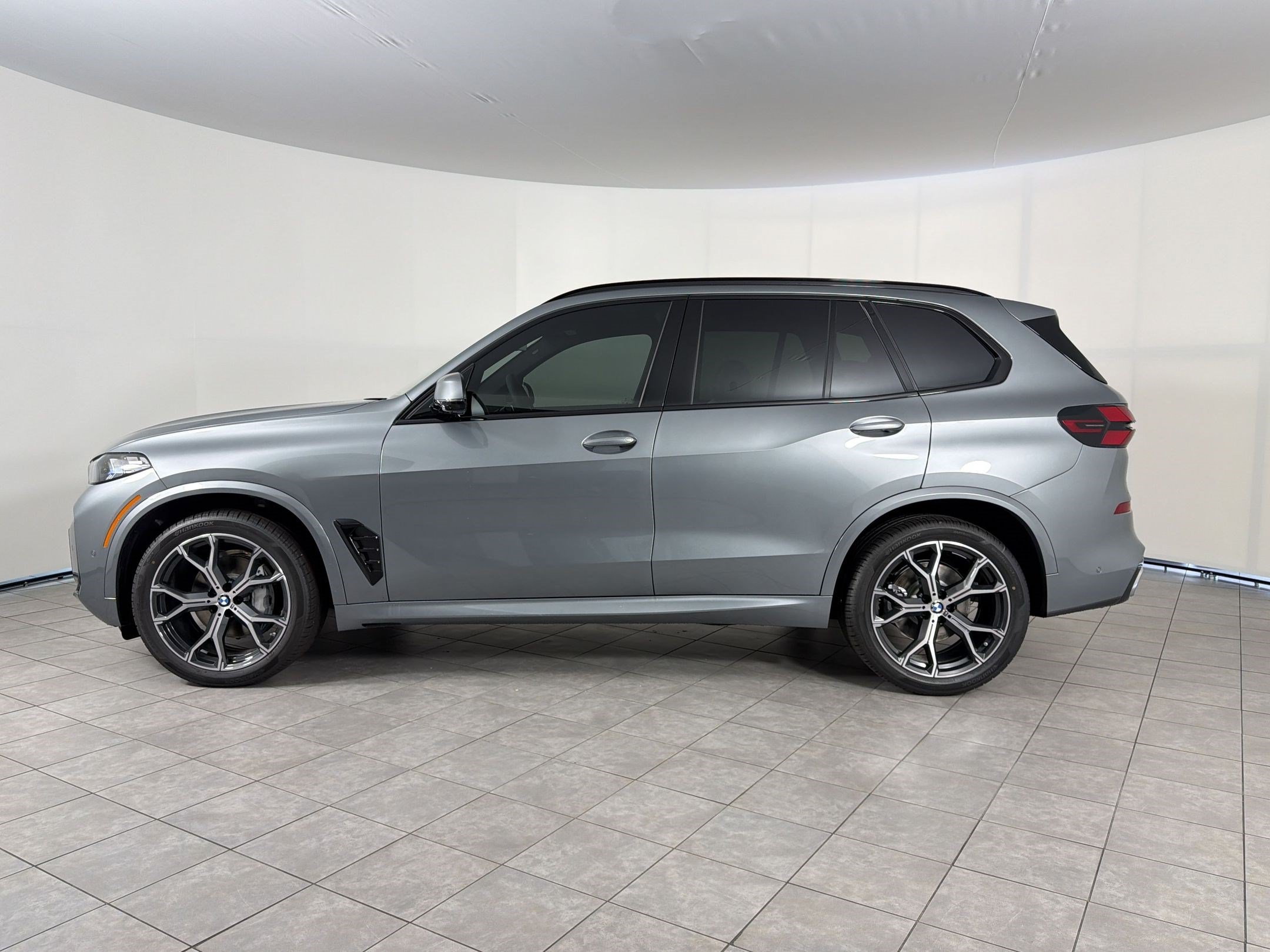 New 2026 BMW X5 xDrive40i w/ M Sport Package AWD/4WD image 2