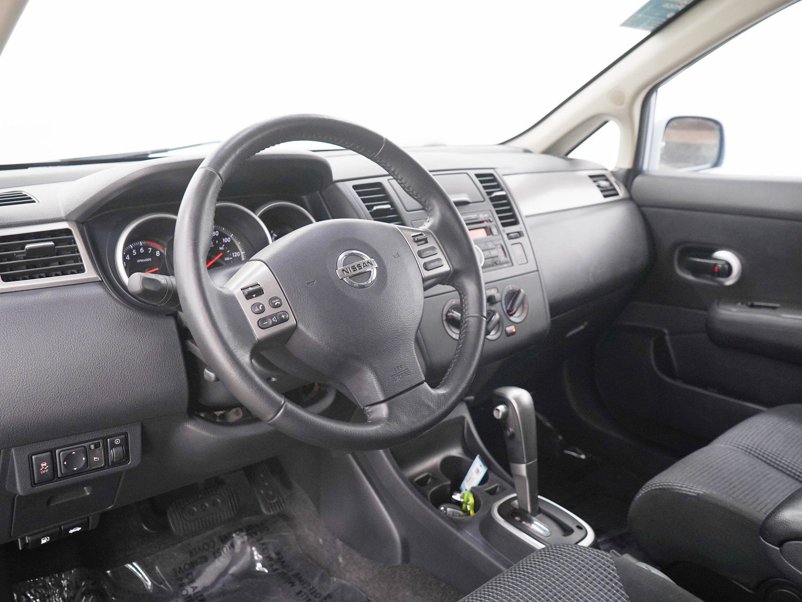 Used 2011 Nissan Versa Hatchback w/ Premium Pkg FWD image 21