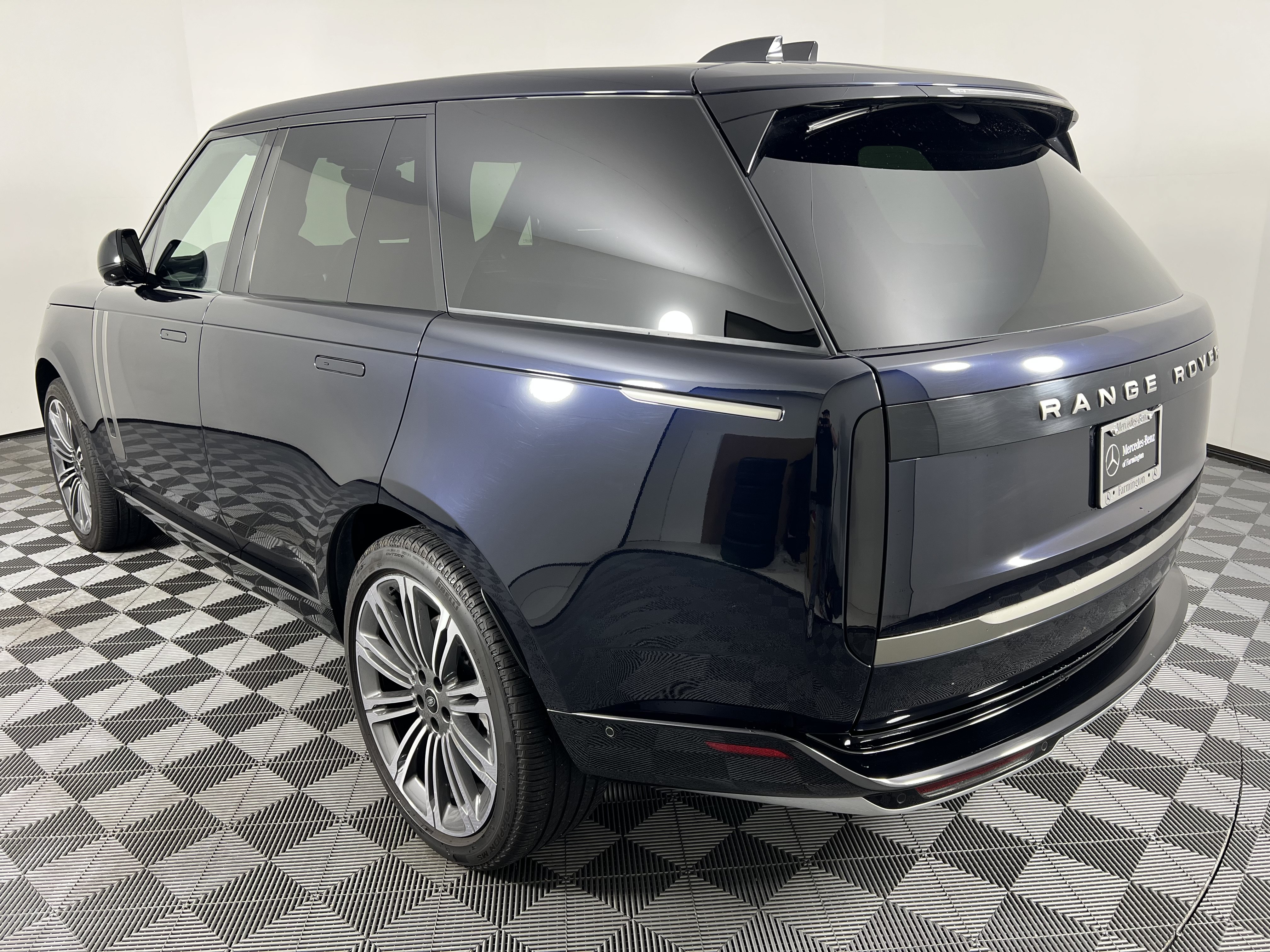 Used 2025 Land Rover Range Rover SE AWD/4WD image 10