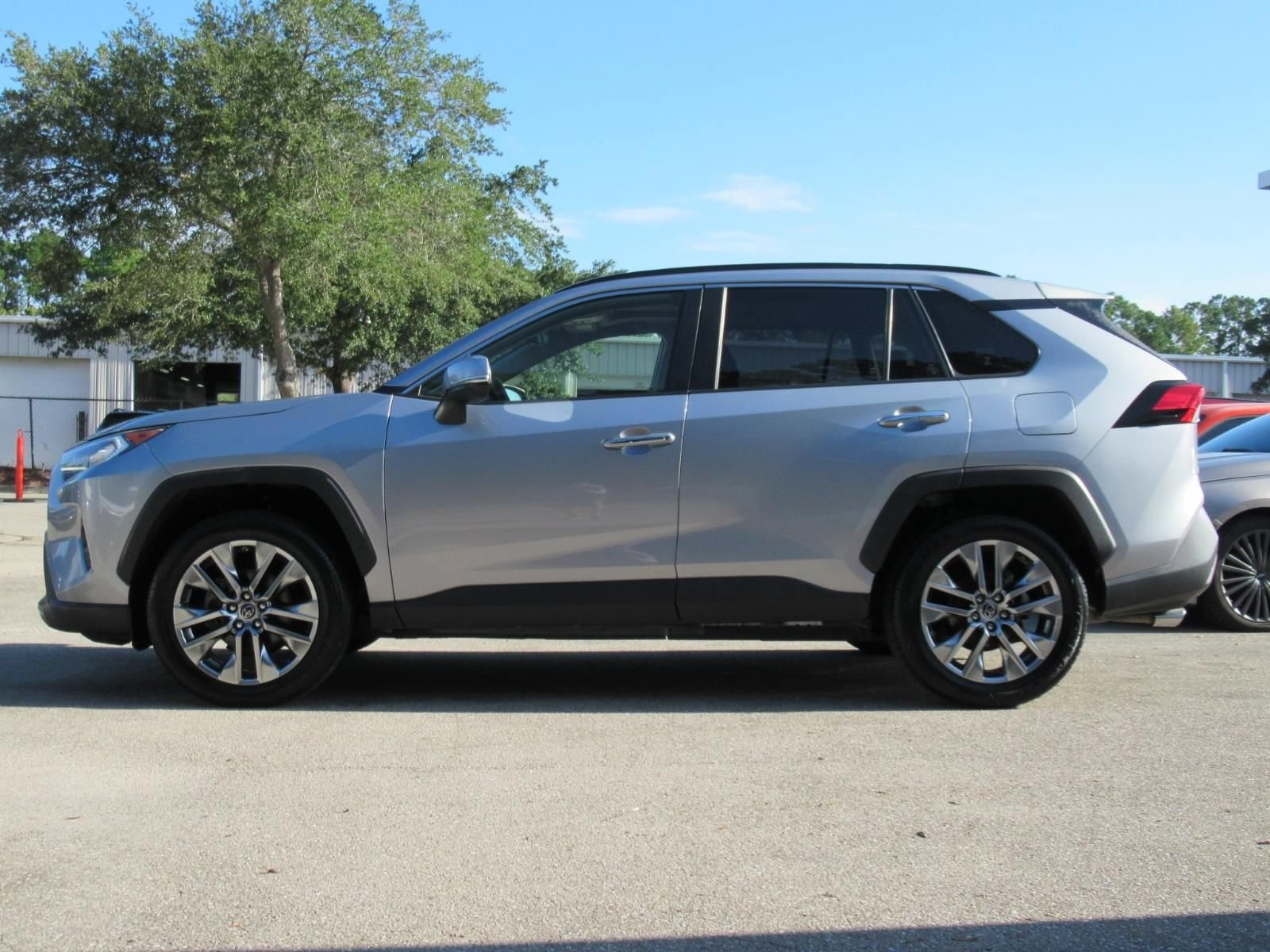 Used 2019 Toyota RAV4 Limited AWD/4WD image 4