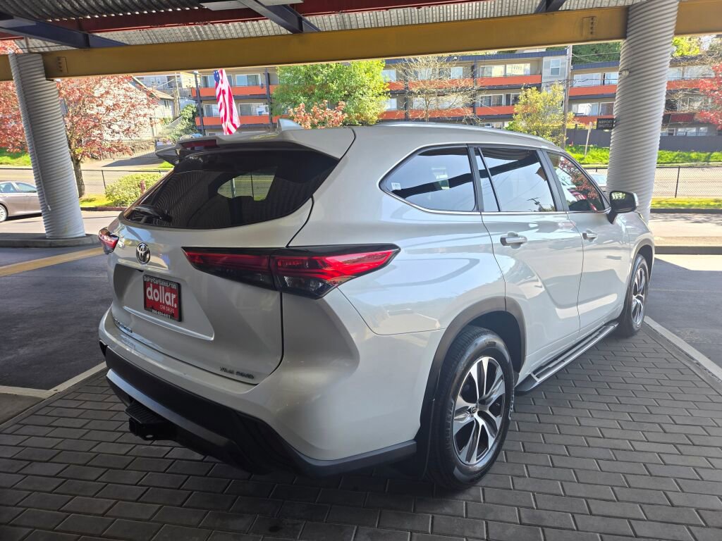 Used 2023 Toyota Highlander XLE image 5