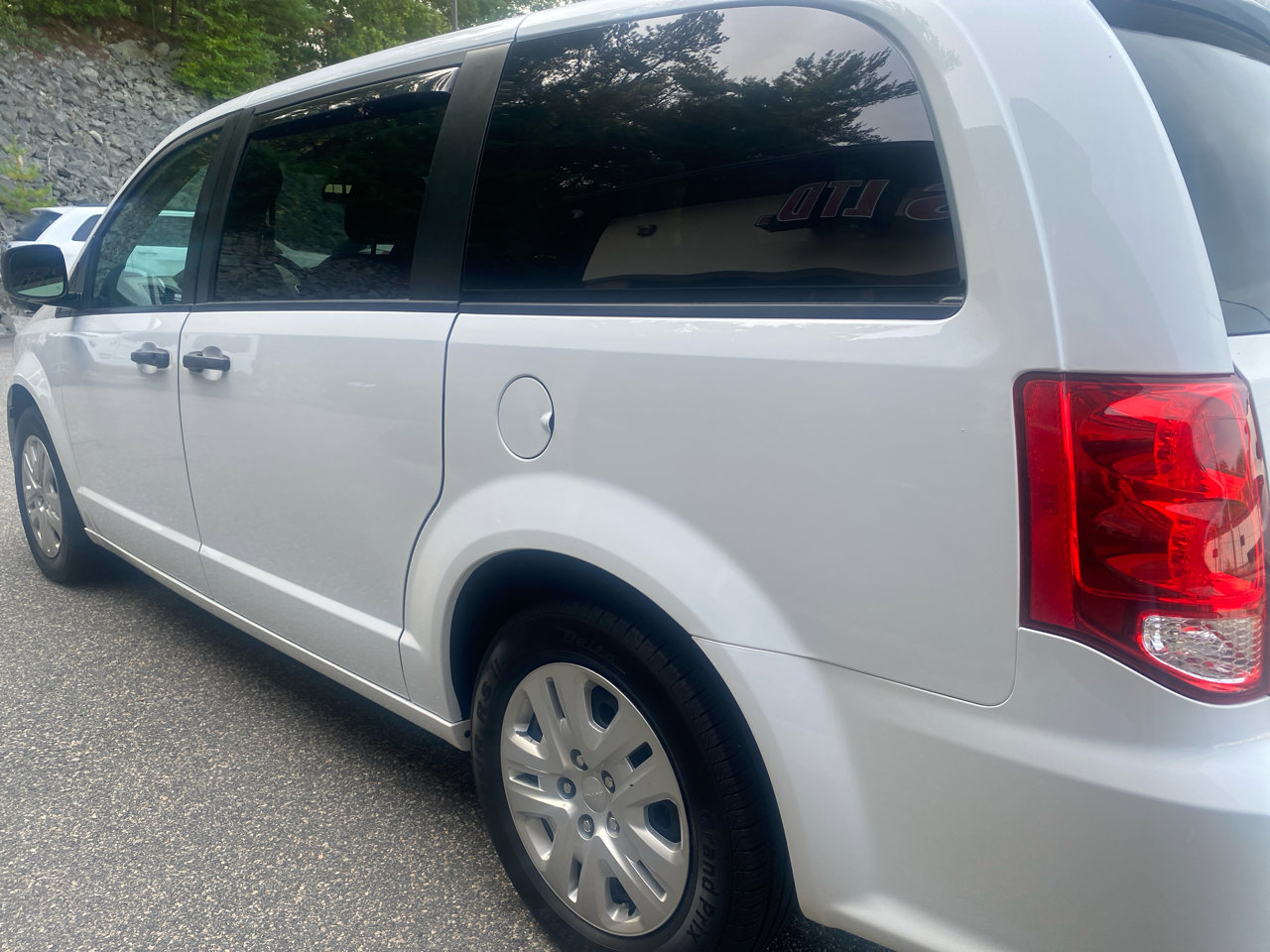 Used 2019 Dodge Grand Caravan SE w/ UConnect Hands-Free Group image 32