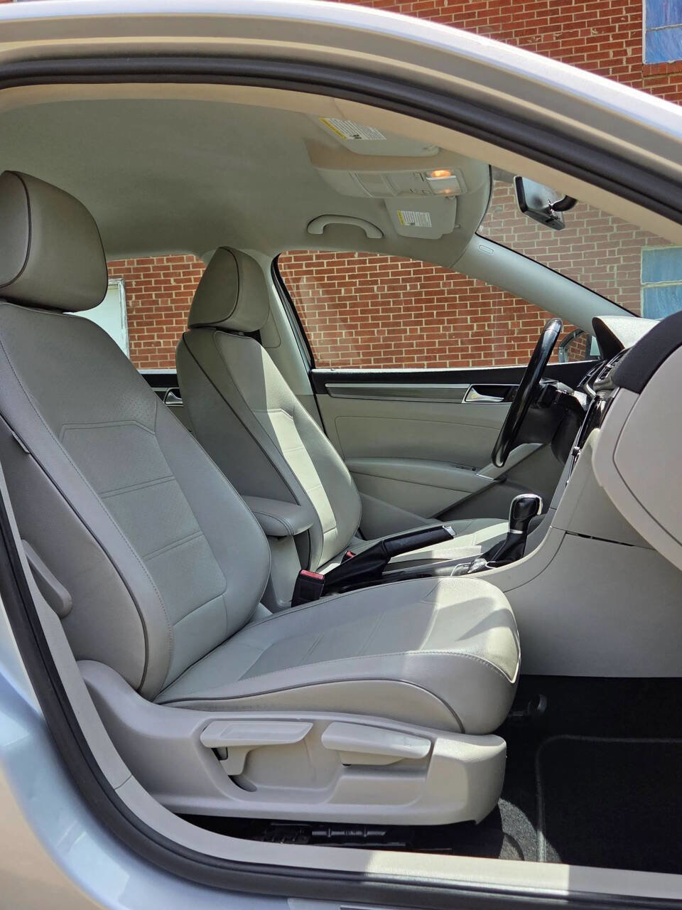 Used 2017 Volkswagen Passat 1.8T R-Line image 11