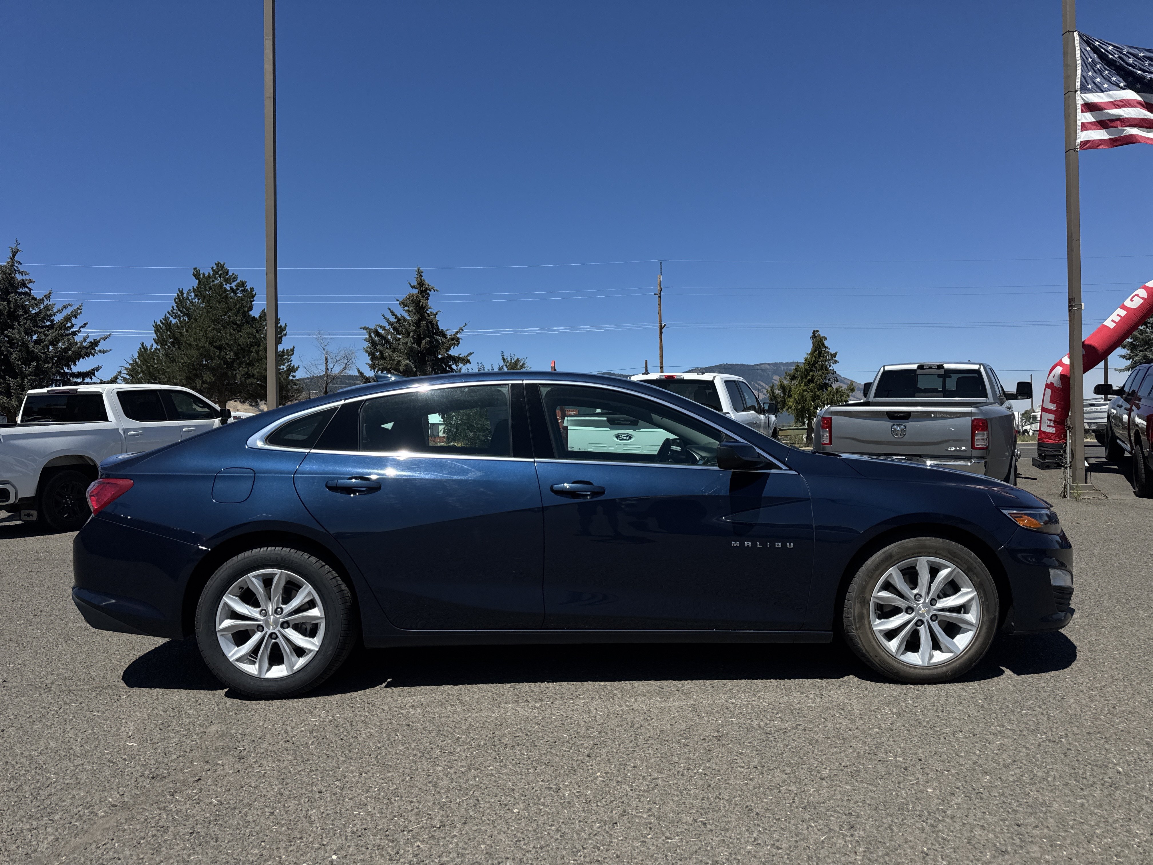 Used 2022 Chevrolet Malibu LT FWD image 2