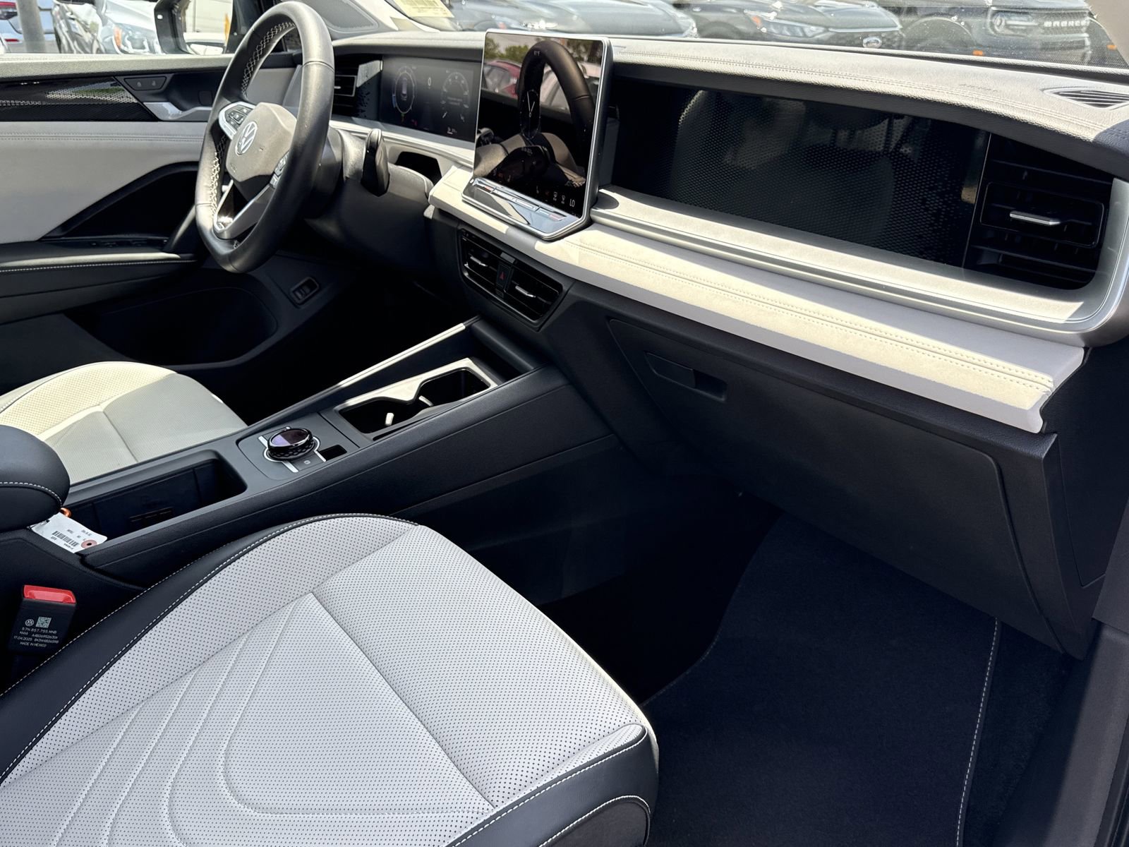 Used 2025 Volkswagen Tiguan SE FWD image 13