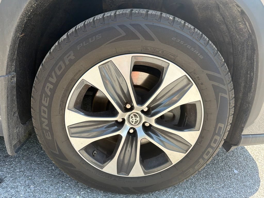 Used 2021 Toyota Highlander XLE AWD/4WD image 13