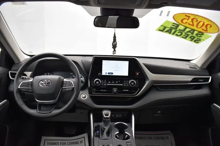 Used 2025 Toyota Highlander LE FWD image 19