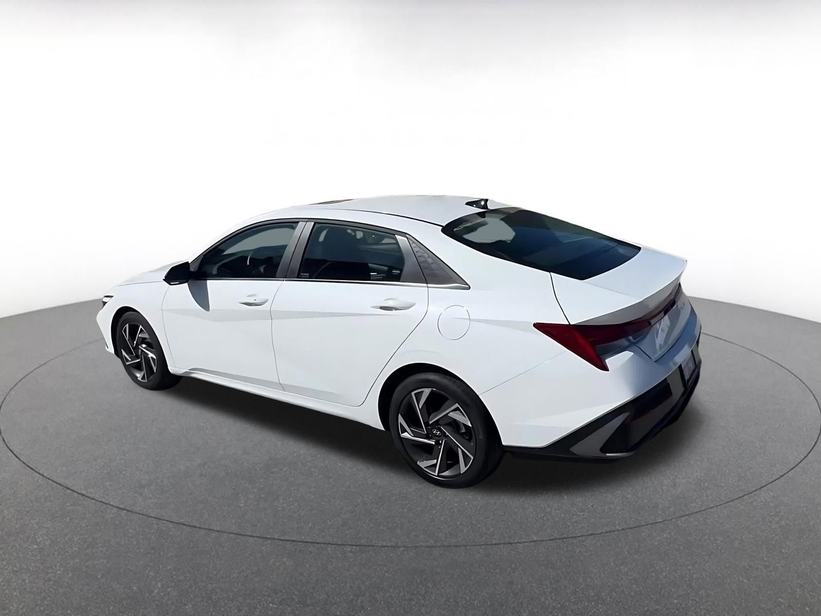 Used 2025 Hyundai Elantra SEL FWD image 10