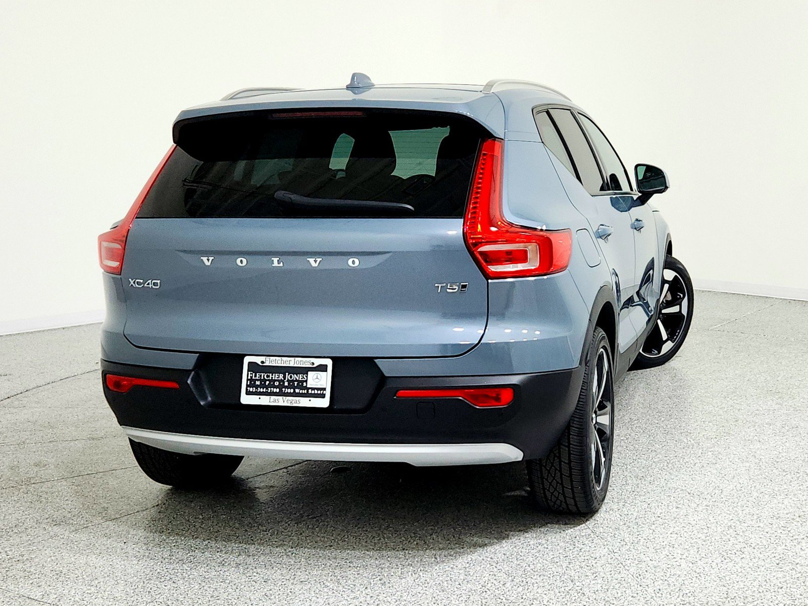 Used 2021 Volvo XC40 T5 Momentum image 5