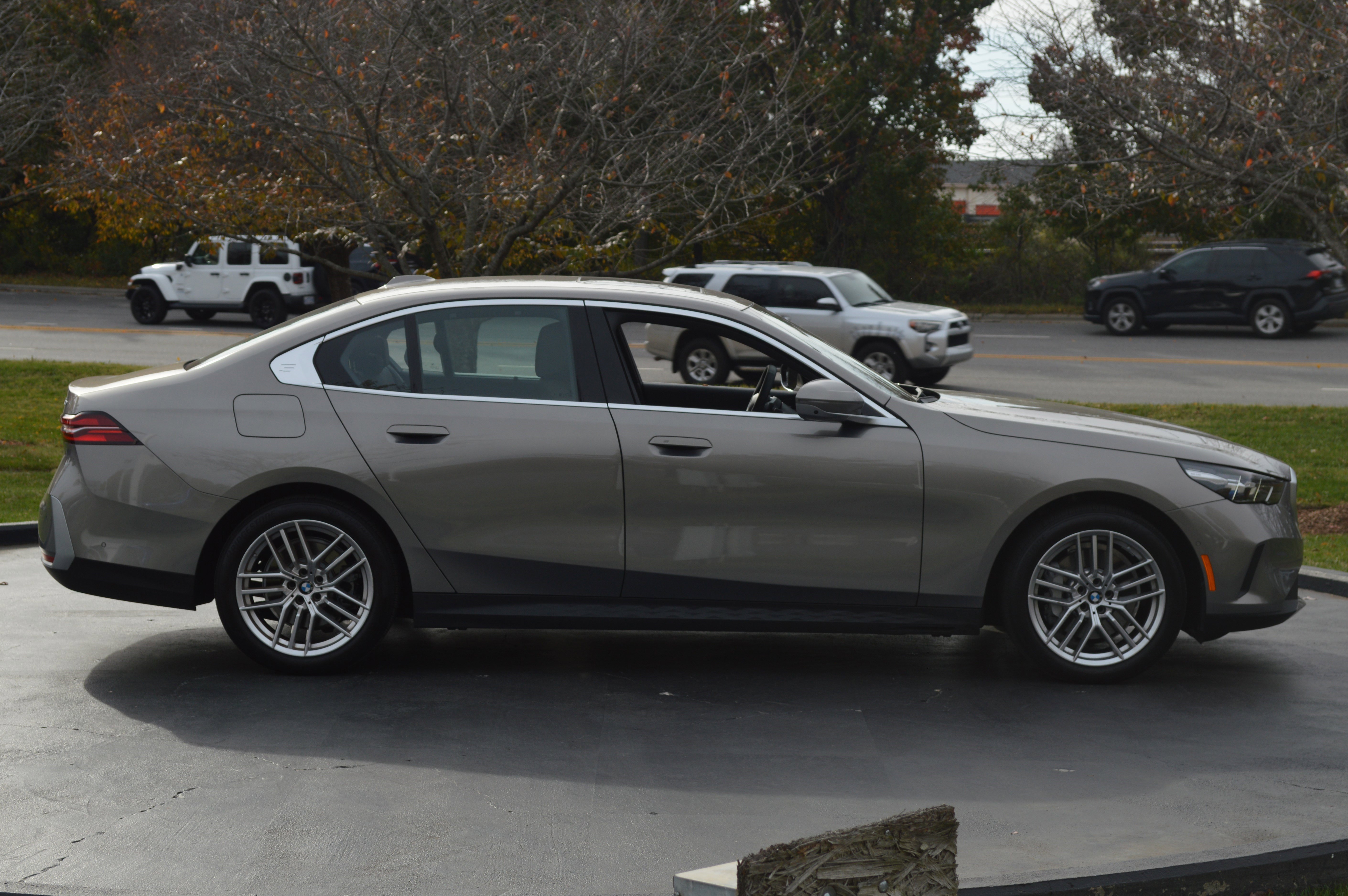 Used 2025 BMW 530i xDrive w/ Premium Package image 12