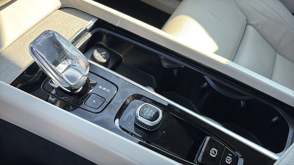 Certified 2025 Volvo XC60 B5 Ultra AWD/4WD image 22