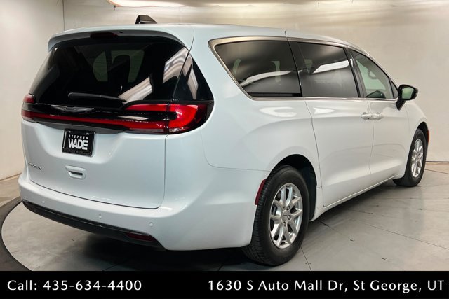 Used 2025 Chrysler Pacifica Select FWD image 5