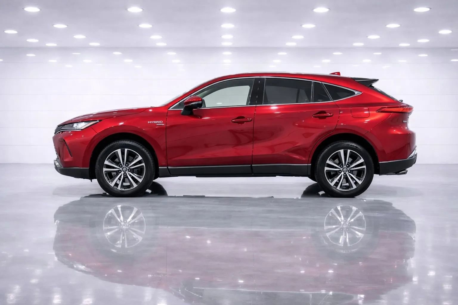 Used 2021 Toyota Venza LE image 2