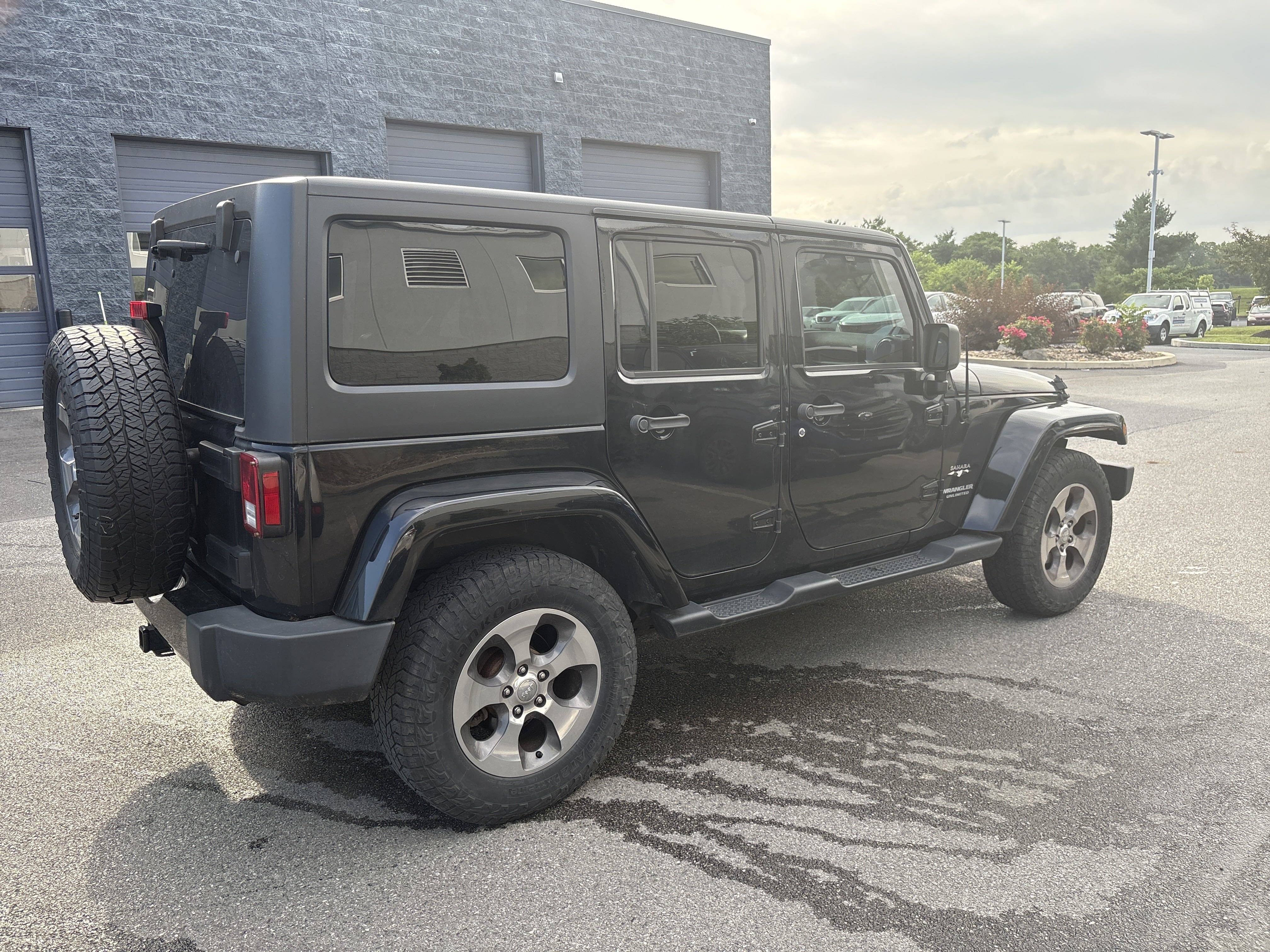 Used 2017 Jeep Wrangler Unlimited Sahara w/ Connectivity Group image 8
