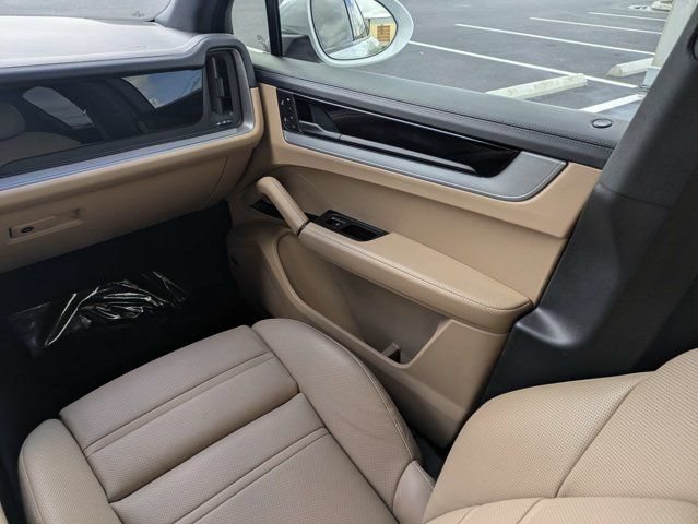 Used 2025 Porsche Cayenne AWD/4WD image 18