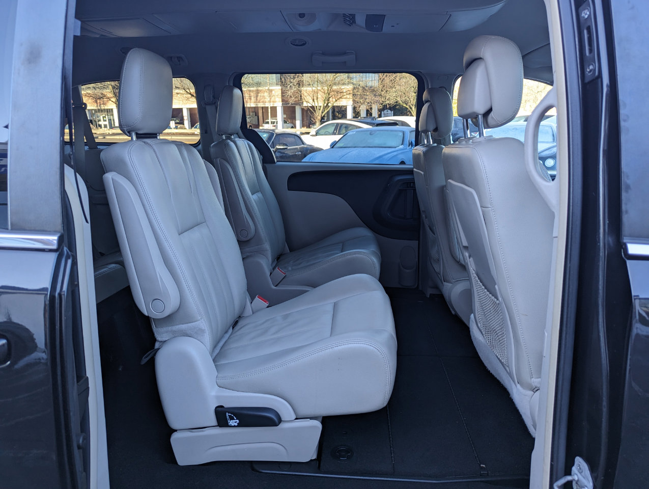 Used 2013 Chrysler Town & Country Touring image 34