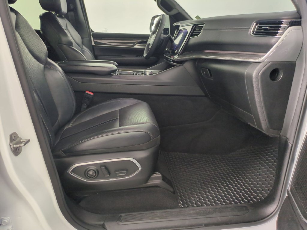 Used 2022 Jeep Wagoneer Series III AWD/4WD image 35