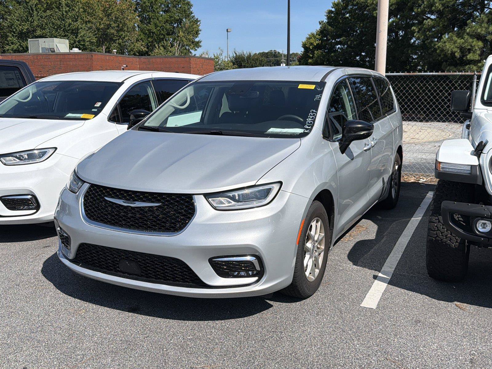 Used 2024 Chrysler Pacifica Touring-L FWD image 1