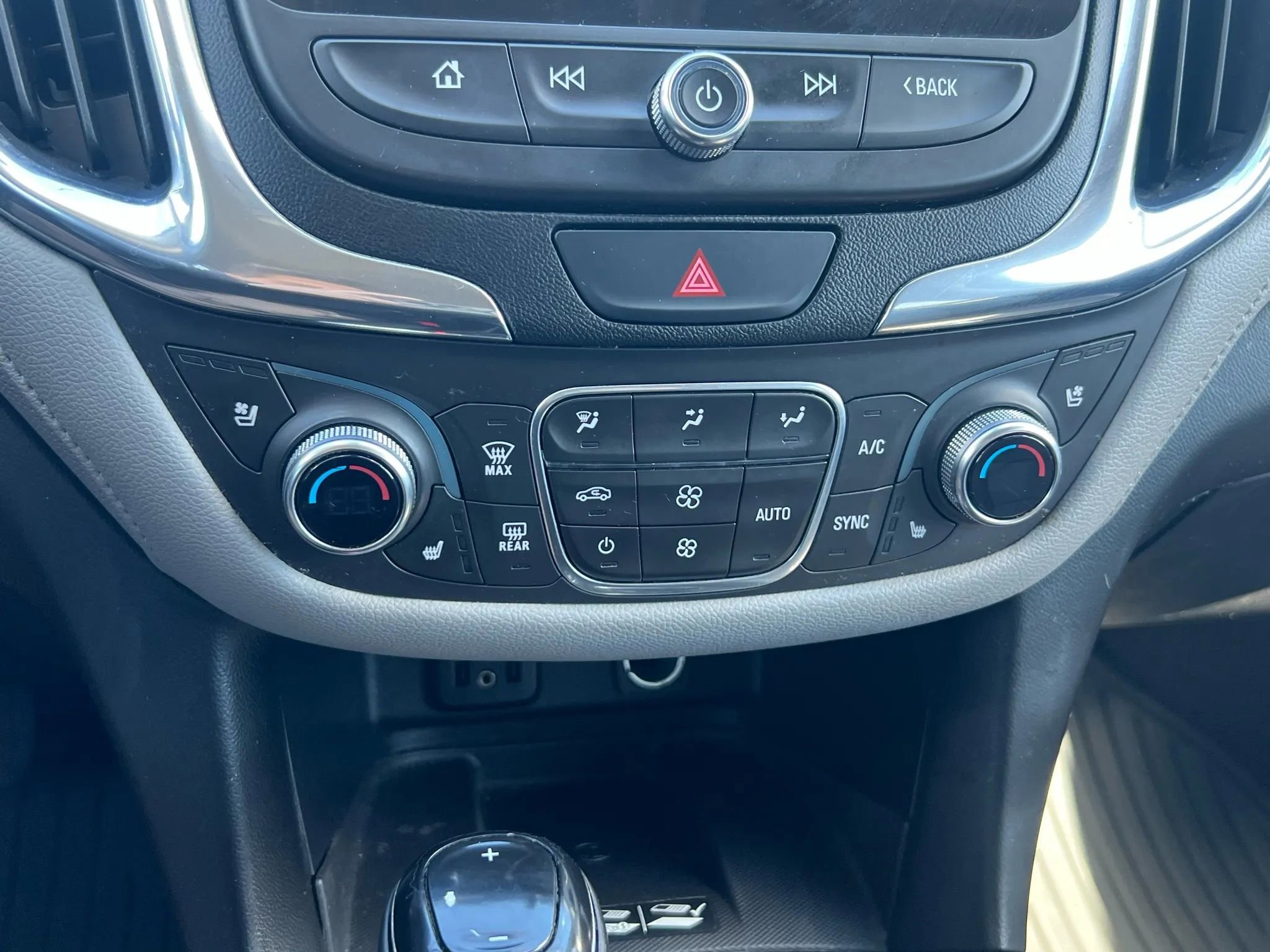 Used 2018 Chevrolet Equinox Premier w/ LPO, Cargo Package AWD/4WD image 19
