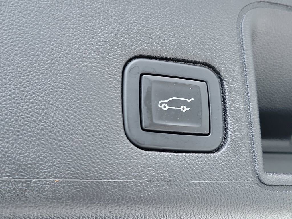Used 2022 GMC Terrain SLT w/ Tech Package FWD image 12