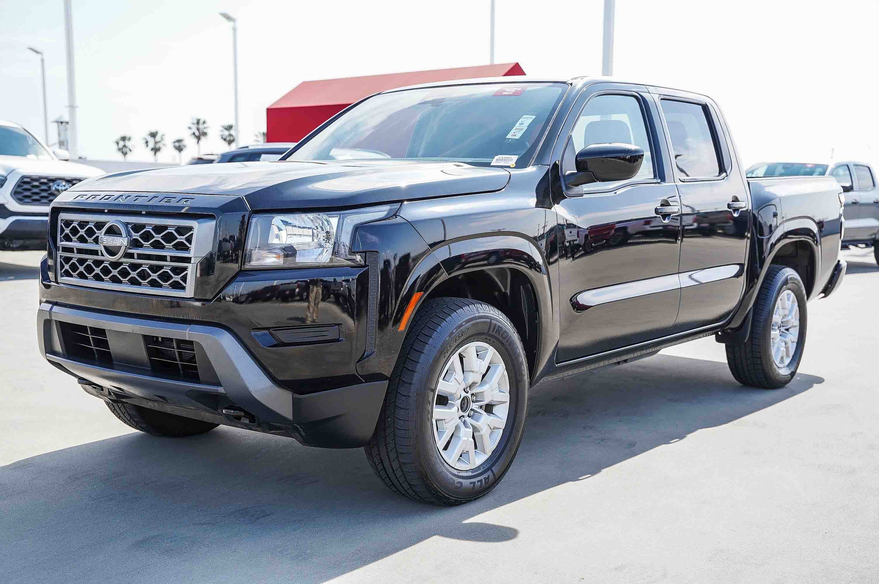 Used 2023 Nissan Frontier SV image 3
