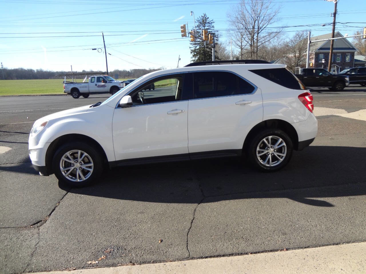 Used 2017 Chevrolet Equinox LT w/ Convenience Package image 3