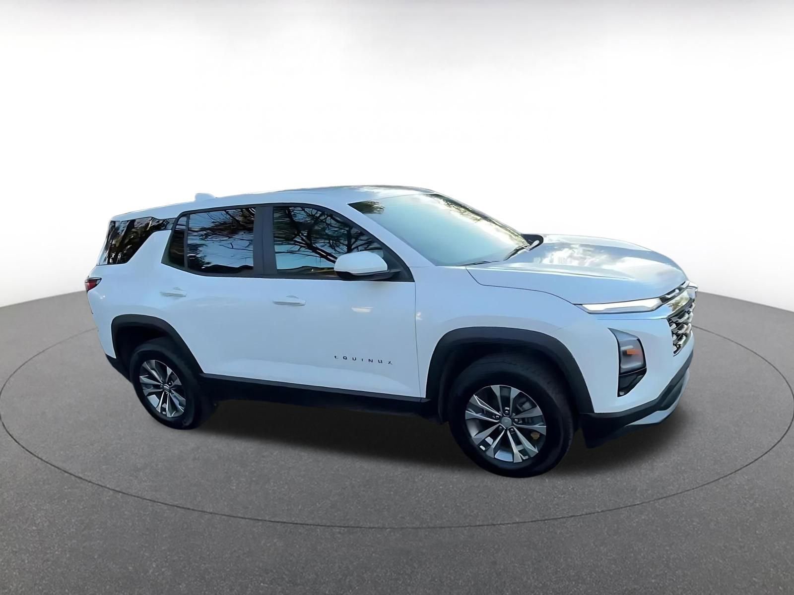 Used 2025 Chevrolet Equinox LT image 2