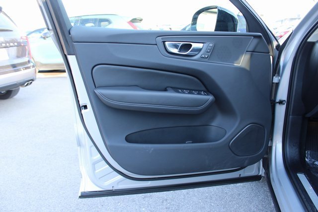 Used 2025 Volvo XC60 B5 Plus image 10