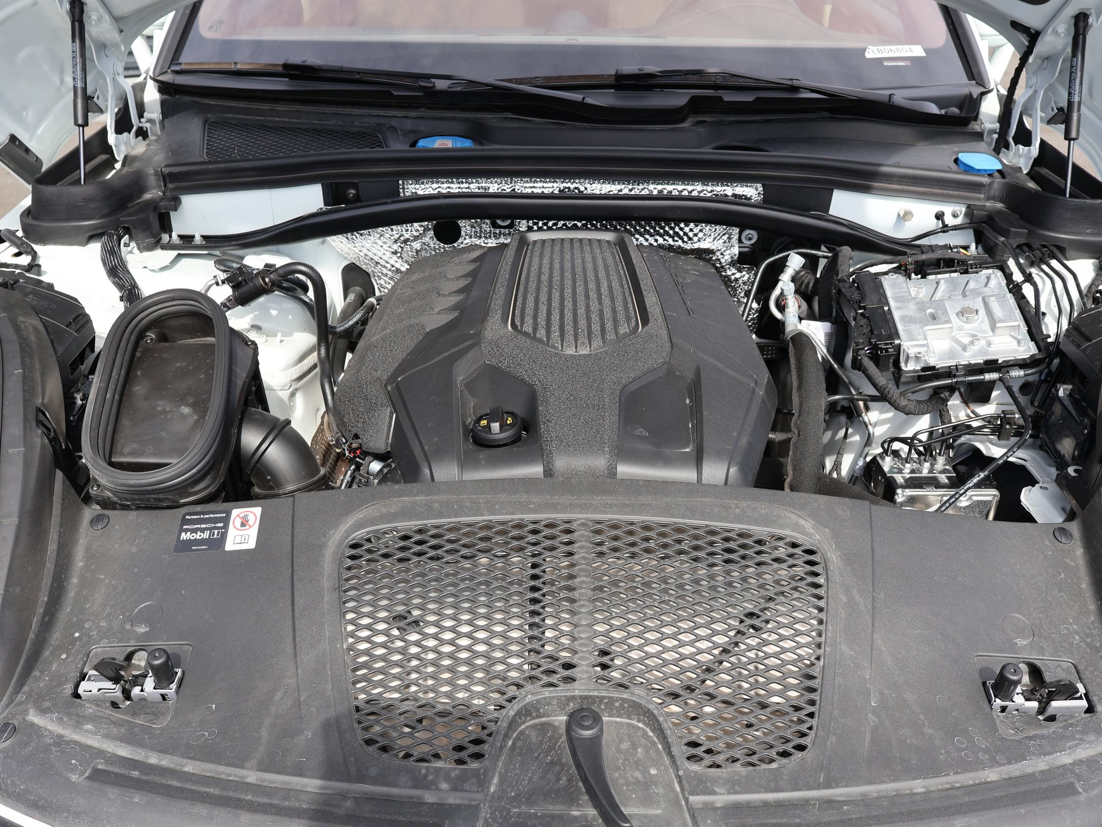 Certified 2026 Porsche Macan AWD/4WD image 34
