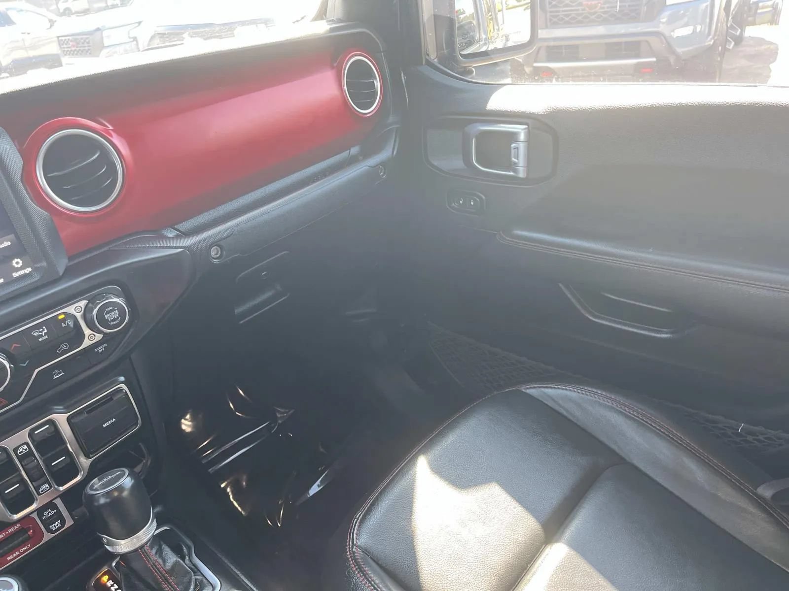 Used 2023 Jeep Gladiator Rubicon AWD/4WD image 13