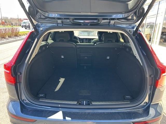 Used 2025 Volvo V60 B5 Cross Country Plus image 11